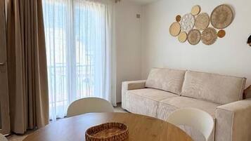 Deluxe Apartment, City View | Living area