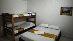 A bunk bed room with a single bed and a bunk bed. - Gaia Rodadero (Santa Marta)