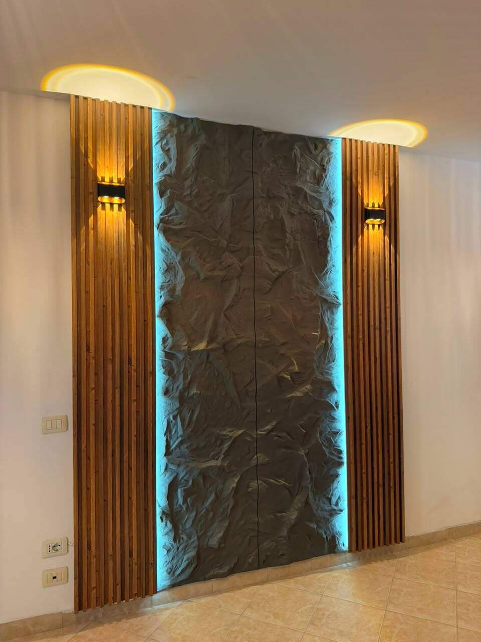 Un interior moderno con pared texturizada y listones verticales de madera.