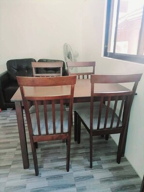 Apartamento, 1 quarto, para fumantes, vista para a montanha | Sala de jantar