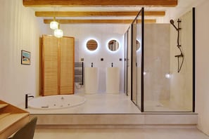 A modern bathroom with a glass-enclosed shower, a freestanding bathtub, and a large mirror. - A Authentic 3-BR/2Ba in Opera - Grands Boulevards (Paris)
