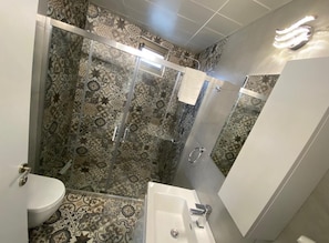 Comfort-Vierbettzimmer, Balkon, Meerblick | Badezimmer
