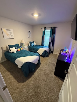 4 bedrooms, iron/ironing board, WiFi (free), bed sheets - The nook!! (Long Beach)