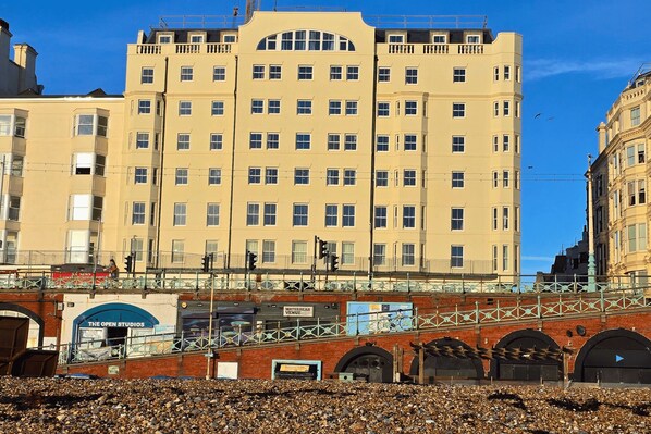 Exterior - Kings Residence 4 | By My Getaways (Brighton)