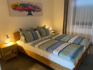 Tabla de planchar con plancha, wifi, ropa de cama