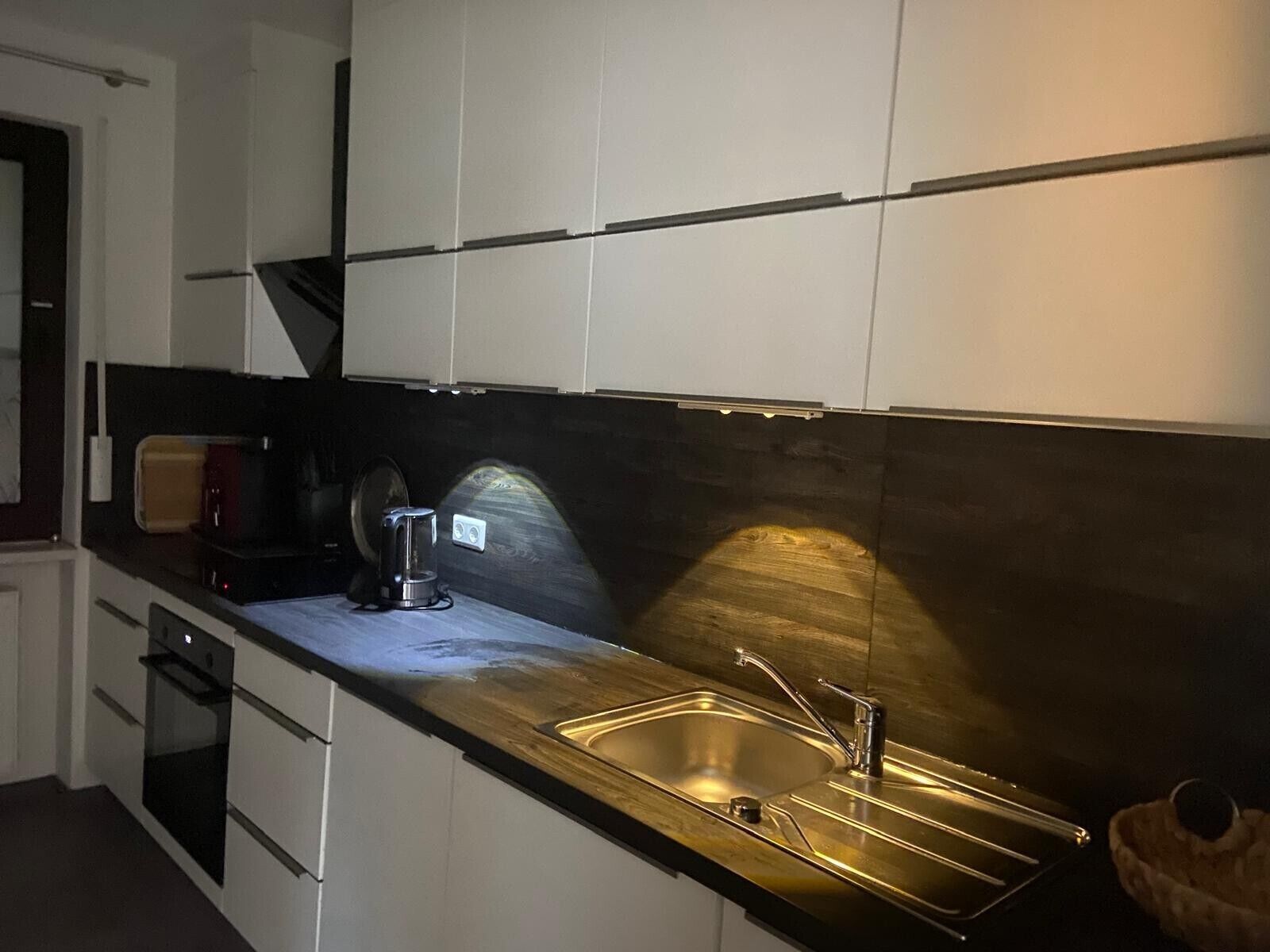 Wasserkocher mit Kaffee-/Teezubehör, Kühlschrank, Ofen, Herdplatte