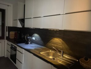 Wasserkocher mit Kaffee-/Teezubehör, Kühlschrank, Ofen, Herdplatte