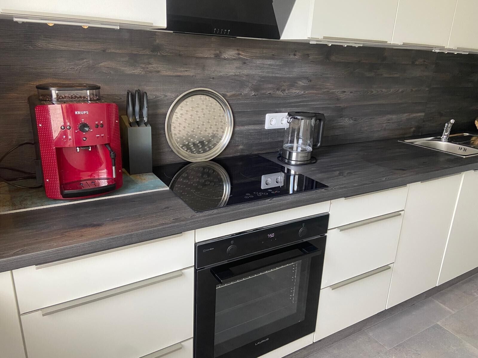 Coffee/tea maker, fridge, oven, stovetop