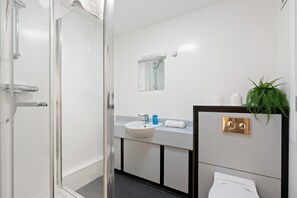 Shower, hair dryer, towels - Kings Residence 8 | By My Getaways (Brighton)