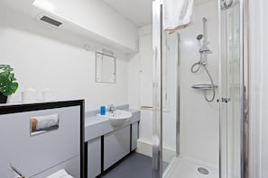 Shower, hair dryer, towels - Kings Residence 10 | By My Getaways (Brighton)