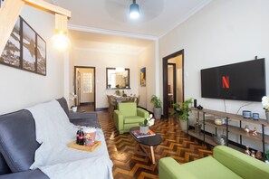 A modern living room with a sofa, a coffee table, and a TV. - 3 Quartos a 100m da Praia com AC  (Rio de Janeiro)