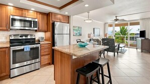 Private kitchen - Maui Banyan H502 Renovated Partial Ocean View Condo Near Kamaole Beach II (Kihei)
