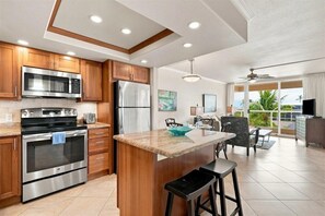 Private kitchen - Maui Banyan H502 Renovated Partial Ocean View Condo Near Kamaole Beach II (Kihei)