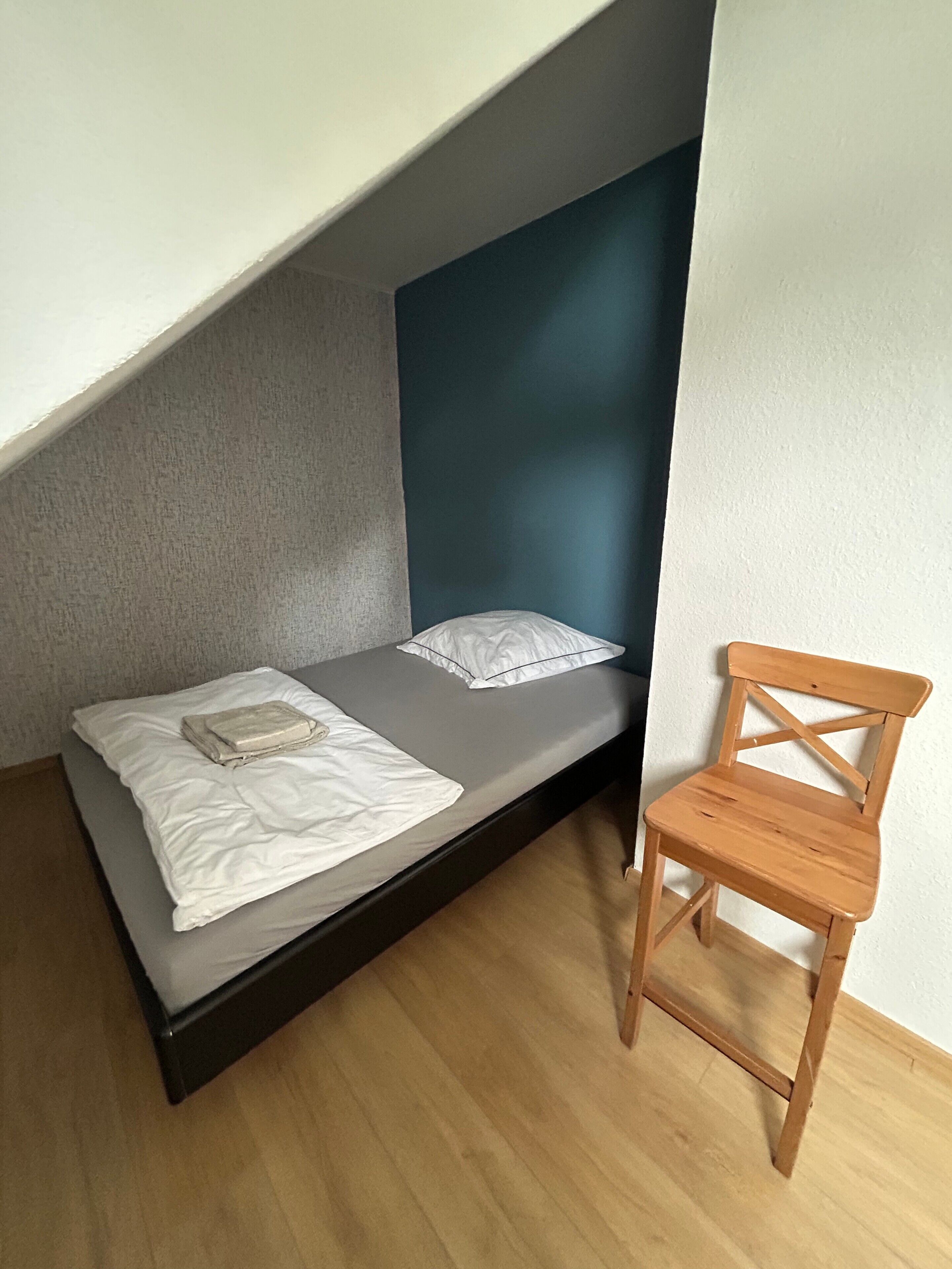 Tabla de planchar con plancha, wifi, ropa de cama