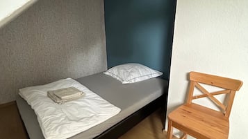 Tabla de planchar con plancha, wifi, ropa de cama
