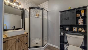 Douche, sèche-cheveux, bidet, serviettes fournies