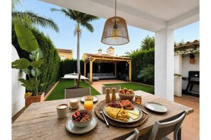 Outdoor dining - Vrbo Property (Dénia)