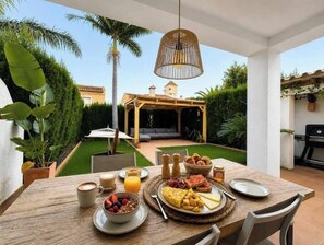 Outdoor dining - Vrbo Property (Dénia)