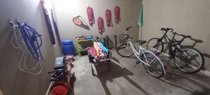 A room with bicycles, a blue barrel, and a shelf with various items. - Gîte Ô détour d'un Souvenir
Venez créer vos propres Souvenirs ! (Planay)