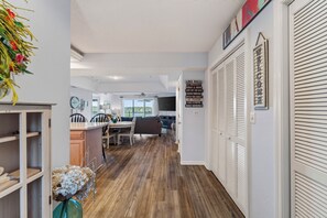 Um corredor espaçoso com sala de jantar, cozinha e sala de estar.