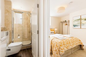 Bathroom - Stylish TownCentre Apartment|King Bed|Cotswold Way - Pass the Keys (Dursley)