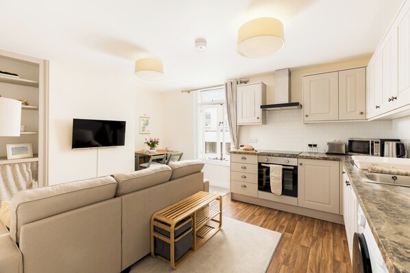 Private kitchen - Stylish TownCentre Apartment|King Bed|Cotswold Way - Pass the Keys (Dursley)
