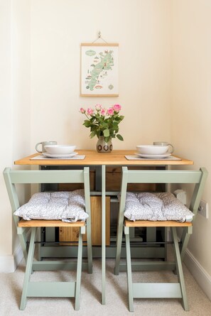 Dining - Stylish TownCentre Apartment|King Bed|Cotswold Way - Pass the Keys (Dursley)