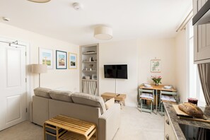 Living area - Stylish TownCentre Apartment|King Bed|Cotswold Way - Pass the Keys (Dursley)