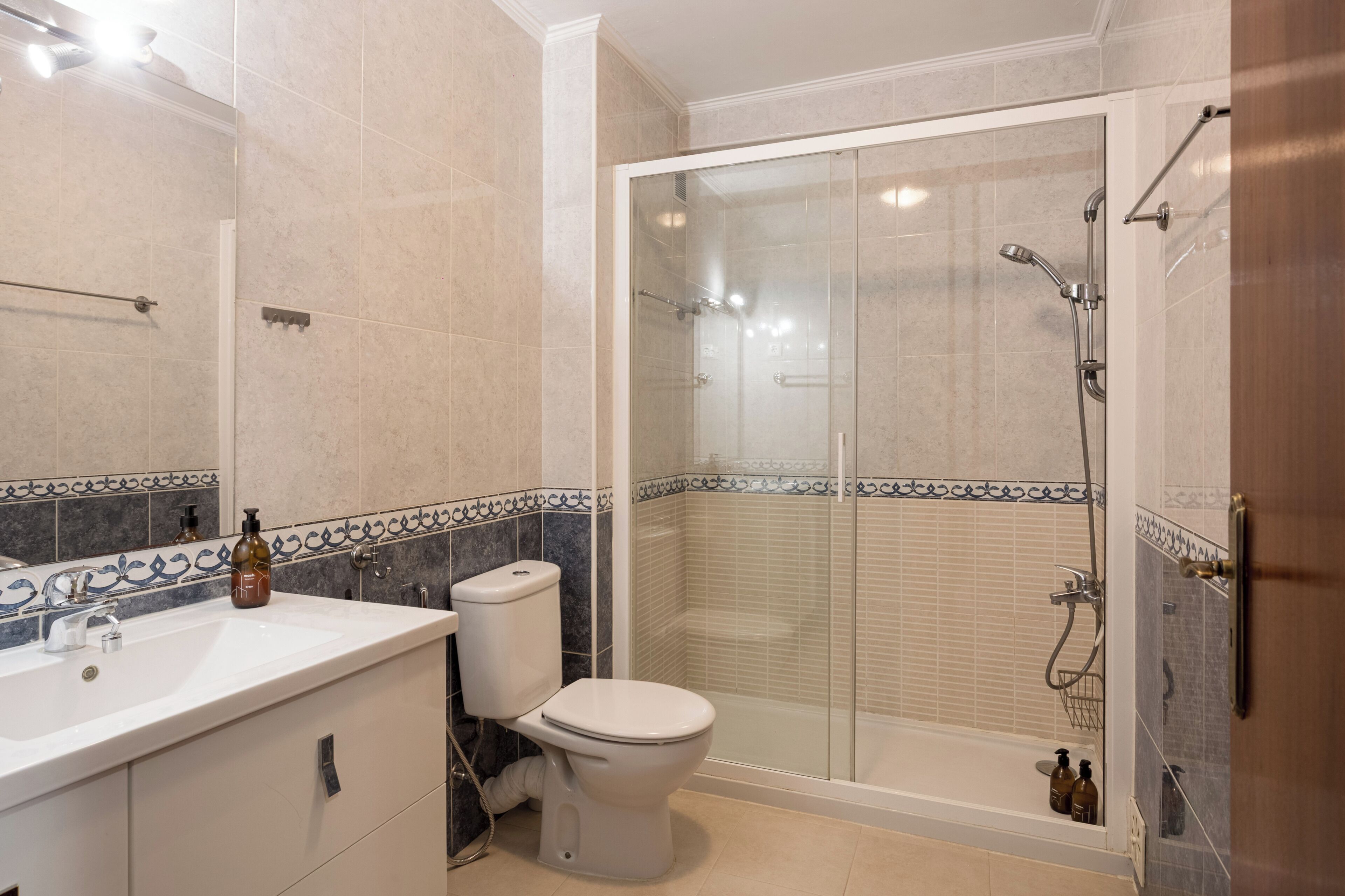 Ein modernes Badezimmer mit Dusche, Toilette und Waschbecken.