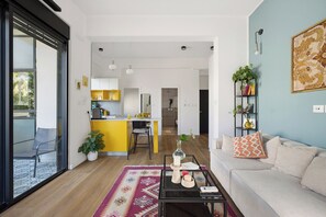 A modern apartment with a kitchen, dining area, and living room. - Modern City Apt Near Talpiot Market (Haifa)