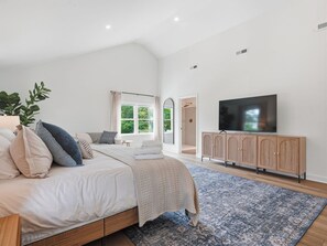 A bedroom with a bed, a TV, a wardrobe, and a window. - Sunny Days - Access The Masonboro Sound (Wilmington)