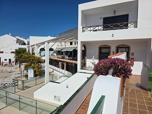 A hotel with a rooftop terrace, a pool area, and a bar. - Vacation Apartment '3 Habitaciones' with Shared Pool, Shared Terrace and Wi-Fi (Costa del Silencio)