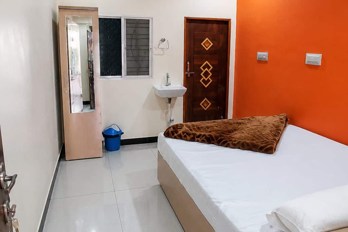Deluxe Double Room | Desk, laptop workspace, free WiFi