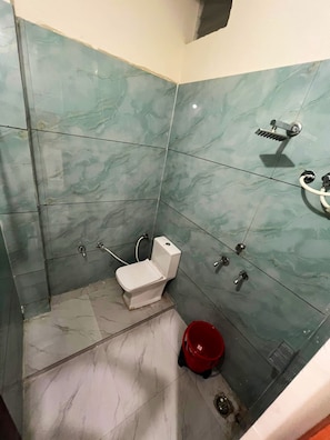 Family Quadruple Room | Bathroom | Shower, towels, soap, shampoo - Hotel Kridhika Inn (Ujjain)