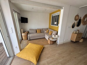 Living area - Renovated marina in Port-Camargue – Dock, large terrace, air conditioning, 51 m² (Le Grau-du-Roi)