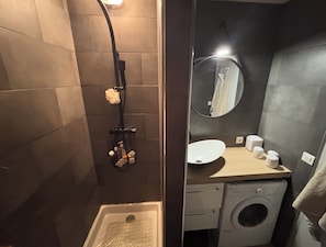 Bathroom - Renovated marina in Port-Camargue – Dock, large terrace, air conditioning, 51 m² (Le Grau-du-Roi)