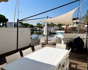 Outdoor dining - Renovated marina in Port-Camargue – Dock, large terrace, air conditioning, 51 m² (Le Grau-du-Roi)
