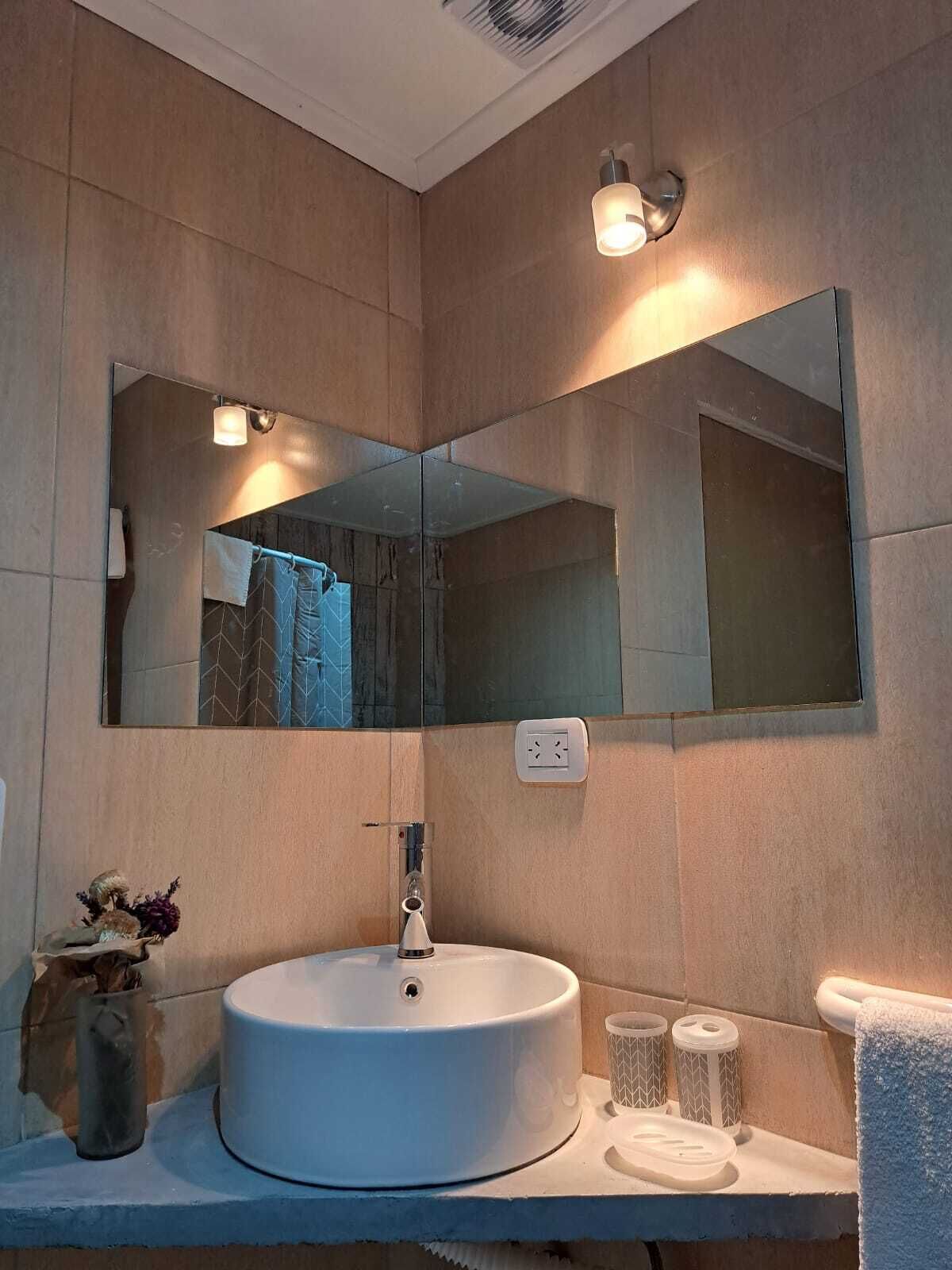 Suite estudio estándar, vista al patio | Baño | Regadera, amenidades de baño gratuitas, secadora de cabello, toallas 