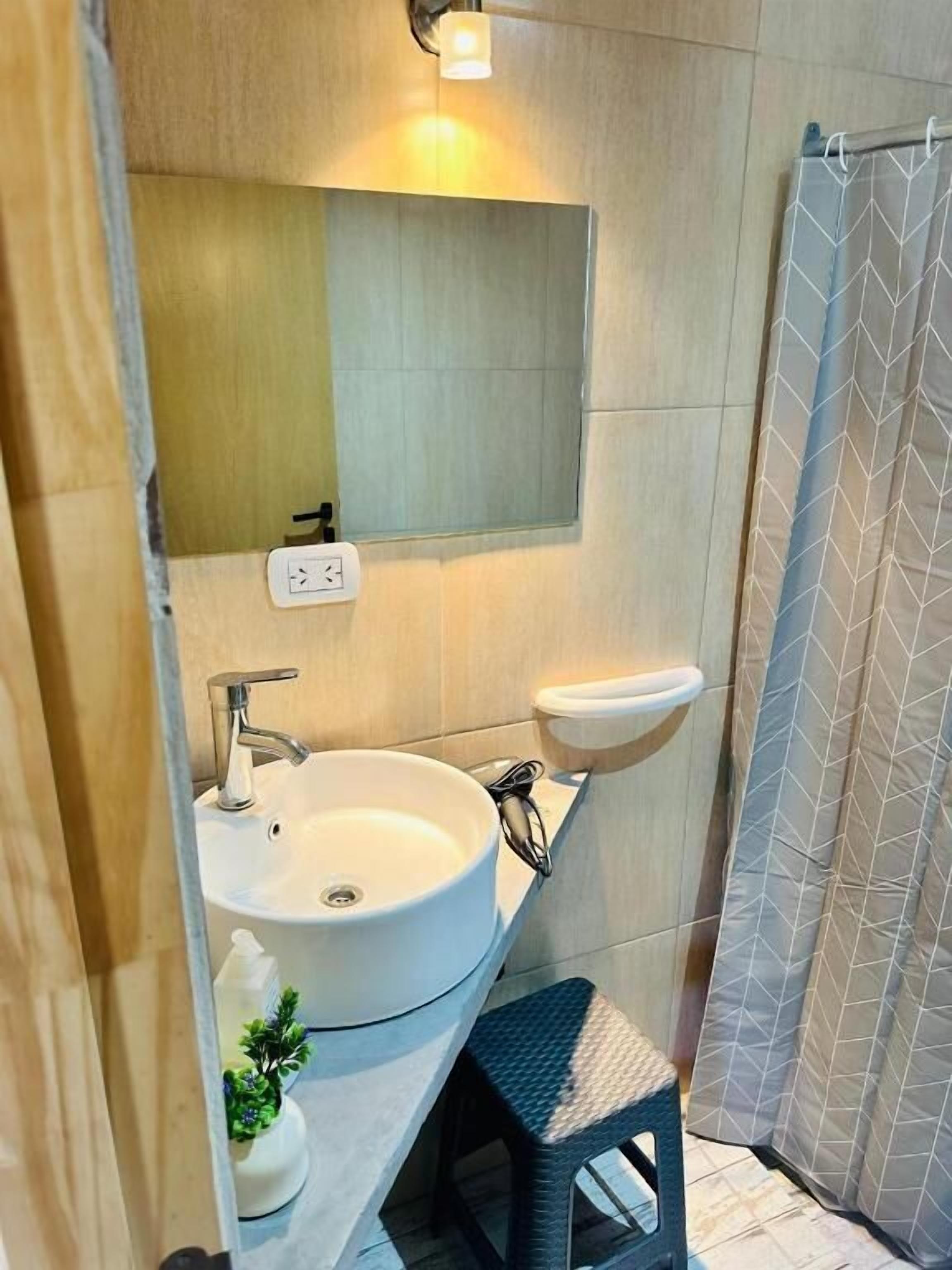Dusche, kostenlose Toilettenartikel, Haartrockner, Handtücher