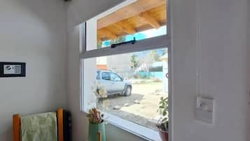 Standard Studio Suite, Private Bathroom, Courtyard View | Interior