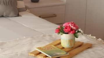 Standard Studio Suite, Private Bathroom, Courtyard View | In-room safe, blackout drapes, WiFi (free)