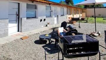 Suite estudio estándar, vista al patio | Restaurante al aire libre