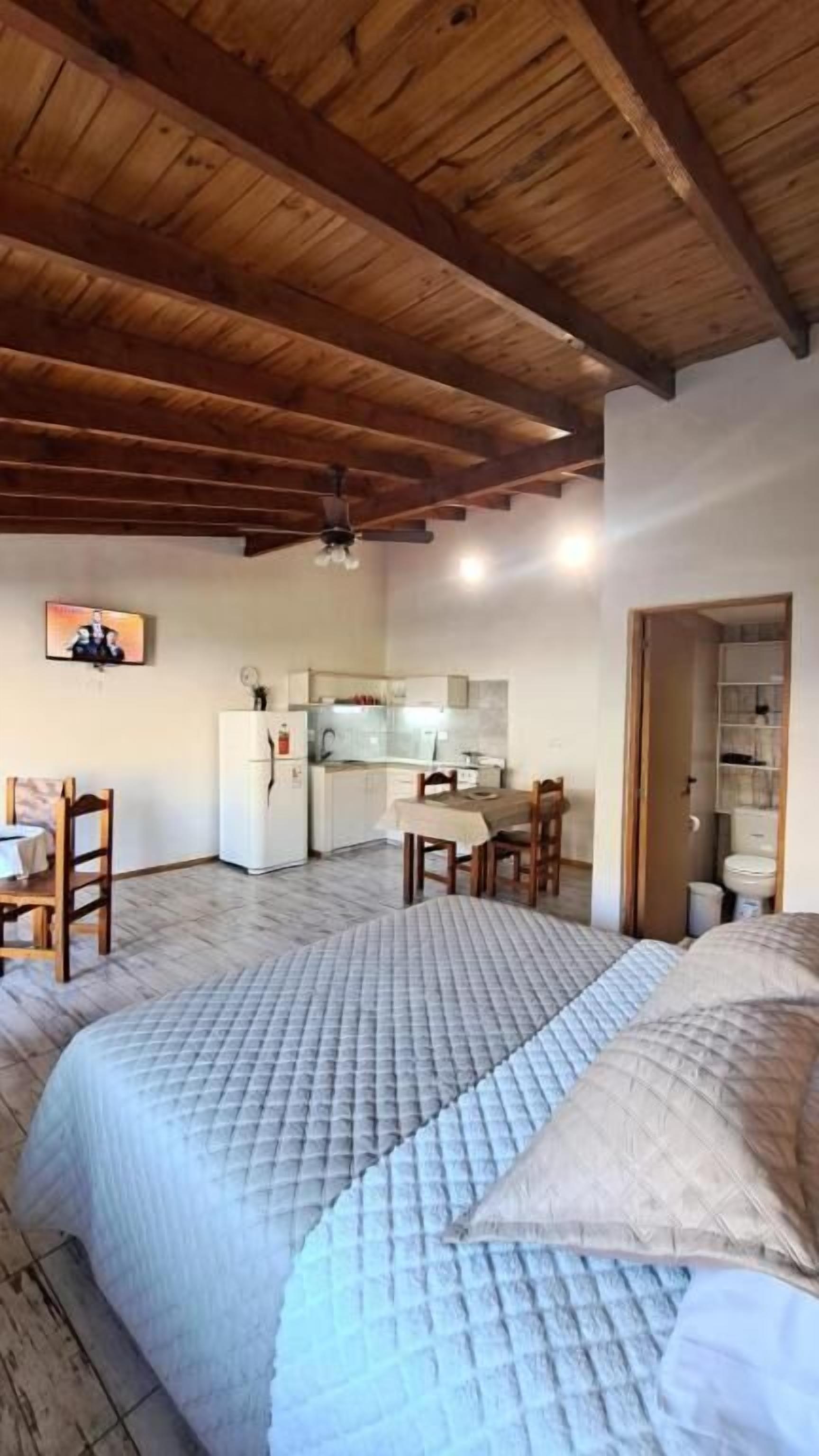Suite estudio estándar, vista al patio | Caja de seguridad en la habitación, cortinas blackout y wifi gratis 