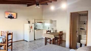 Suite estudio estándar, vista al patio | Caja de seguridad en la habitación, cortinas blackout y wifi gratis