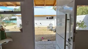 Suite estudio estándar, baño privado, vista al patio | Interior