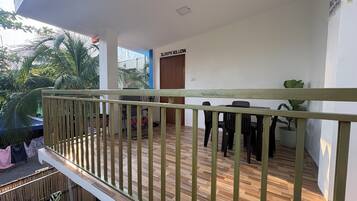 Un balcon avec une balustrade en bois, une table avec des chaises et une pancarte sur laquelle on peut lire : « SLEEPY HOLLOW ».