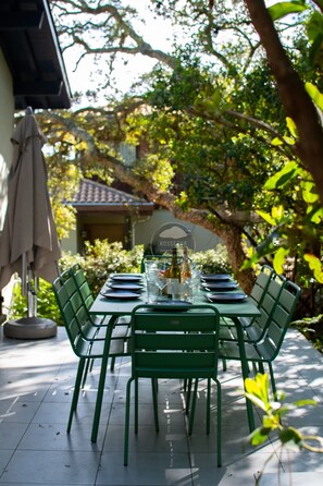 A table set outdoors with chairs, a bottle, and glasses. - Villa Her Den - Hossegor - Town center - Lake (Soorts-Hossegor)