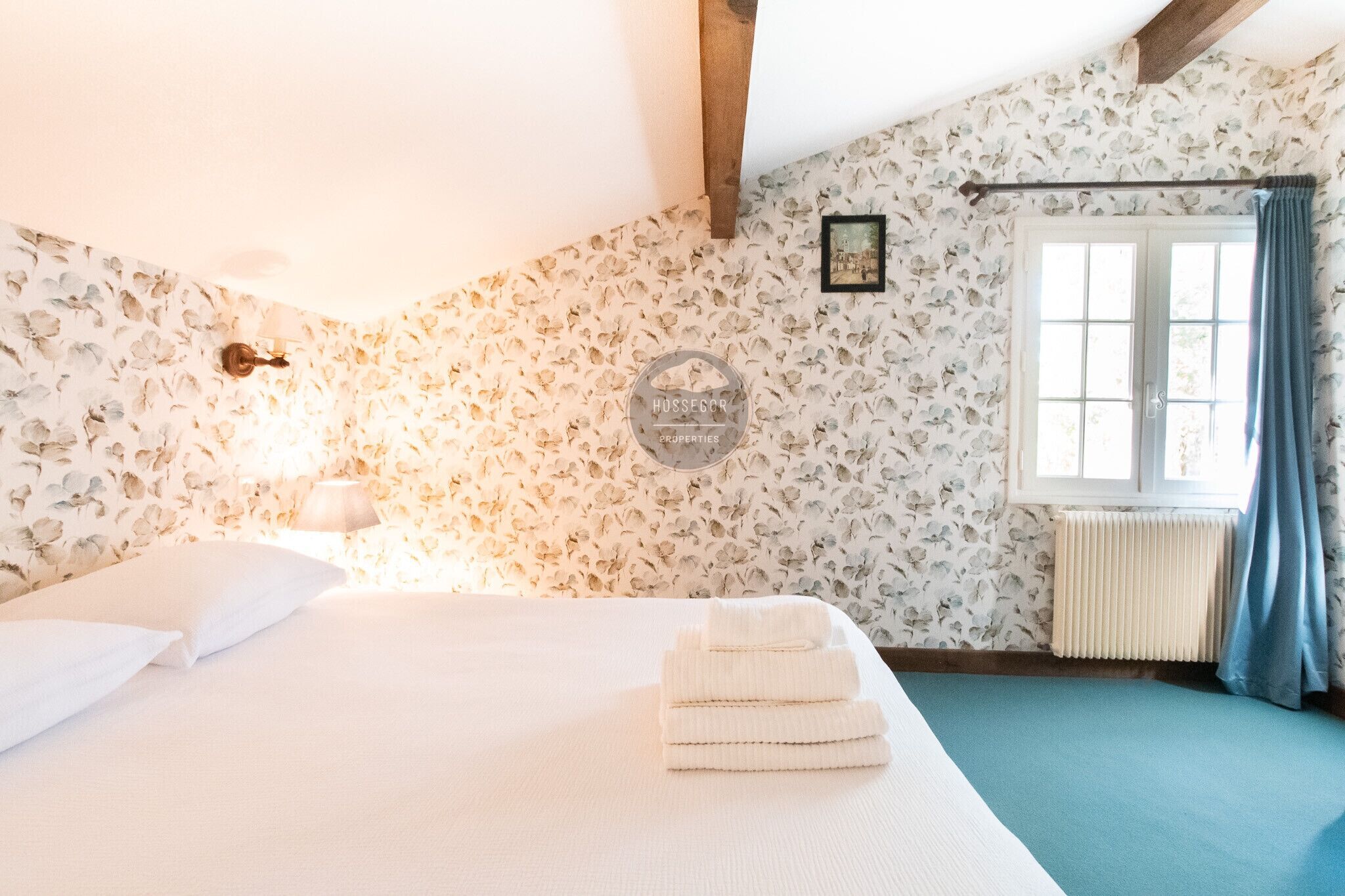 Iron/ironing board, bed sheets