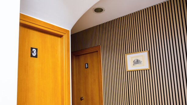 A hallway with two wooden doors, one labeled with the number 3 and the other with the number 5.