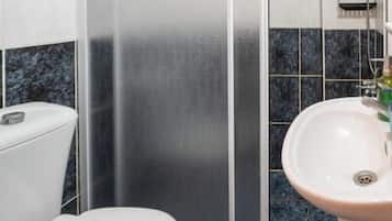 Habitación cuádruple clásica, vistas a la montaña | Baño | Ducha, artículos de higiene personal gratuitos y secador de pelo